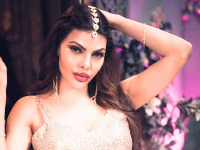  शर्लिन चोप्रा ही भारतीय सिनेसृष्टीतील लोकप्रिय अभिनेत्री आणि मॉडल आहे. हिंदी, तेलुगू आणि तामिळ चित्रपटांमध्ये शर्लिनने काम केलं आहे. तिने 2007 मध्ये 'रेड स्वस्तिक' या चित्रपटाच्या माध्यमातून रुपेरी पडद्यावर पदार्पण केलं. 'बिग बॉस' या लोकप्रिय वादग्रस्त कार्यक्रमातही शर्लिन 2009 मध्ये सहभागी झाली होती.