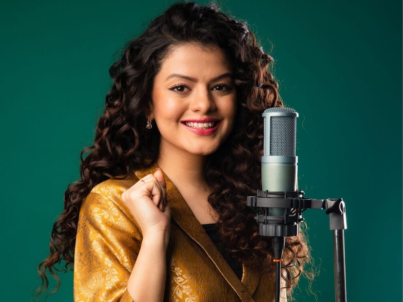  बॉलिवूडची प्रसिद्ध गायिका पलक मुच्छल सध्या चर्चेत आहे. 30 मार्च 1992 रोजी मध्यप्रदेशातील इंदूर येथे जन्मलेल्या पलकने लहानपणापासूनच शिकले आहे की संगीत हे फक्त ऐकण्यासाठी नसतं, तर ते एखाद्याचं जीवन वाचवण्याची ताकदही असतं. पलकने वयाच्या 6 व्या वर्षी रस्त्यावर गाणं गाऊन कारगिलच्या शहीद आणि गरीब मुलांसाठी निधी गोळा केला होता.