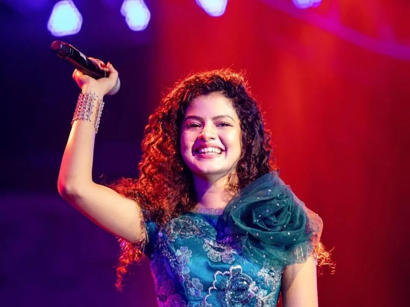  पलक मुच्छल 6 नोव्हेंबर 2022 रोजी प्रसिद्ध संगीतकार मिथून शर्मा यांच्यासोबत लग्नबंधनात अडकली. विशेष म्हणजे त्यांच्या पालकांनी त्यांचं लग्न ठरवलं होतं. दोघांनी अनेक सुंदर गाण्यांची निर्मिती केली आहे.