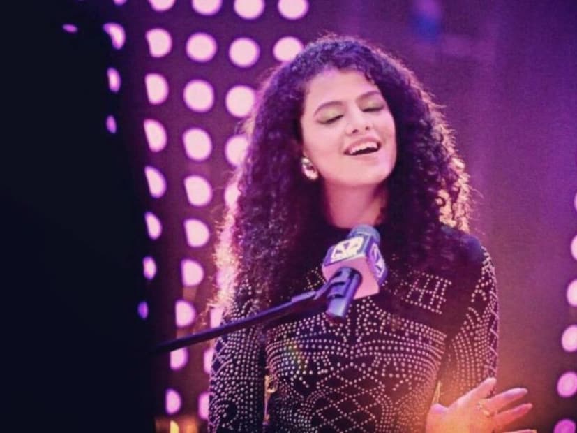  पलक मुच्छलने 2011 मध्ये 'दमादम' या चित्रपटाच्या माध्यमातून आपल्या गायन कारकिर्दीची सुरुवात केली. त्यानंतर त्यांनी ‘एक था टायगर’, ‘आशिकी 2’, ‘किक’, ‘प्रेम रतन धन पायो’, ‘एम.एस. धोनी: द अनटोल्ड स्टोरी’, ‘काबिल’ आणि ‘बागी 2’ सारख्या चित्रपटांसाठी गाणी गायली.