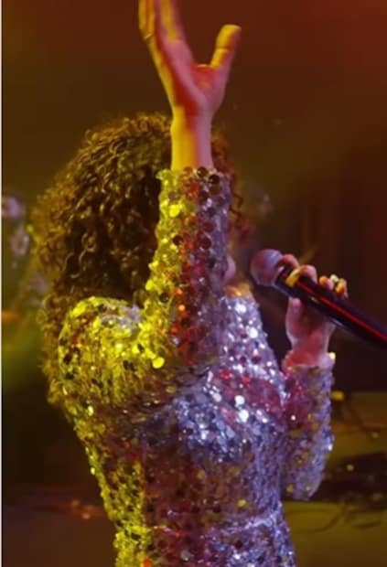 गायिका सांगते, जेव्हा माझ्याकडे फिल्मचं प्रोजेक्ट नसतो. तेव्हा मी कॉन्सर्टमध्ये 3 तास गाते, फक्त मुलांसाठी निधी जमा करण्यासाठी. एकाच कॉन्सर्टमध्ये मी 13-14 सर्जरीचा निधी जमा करते. स्टेज शोची कमाई ते नसेल तर सेव्हिंग्सही ती यासाठी वापरते. 2013 साली फक्त एका वर्षात अडीच कोटी रुपये जनवून 572 मुलांची सर्जरी केली.