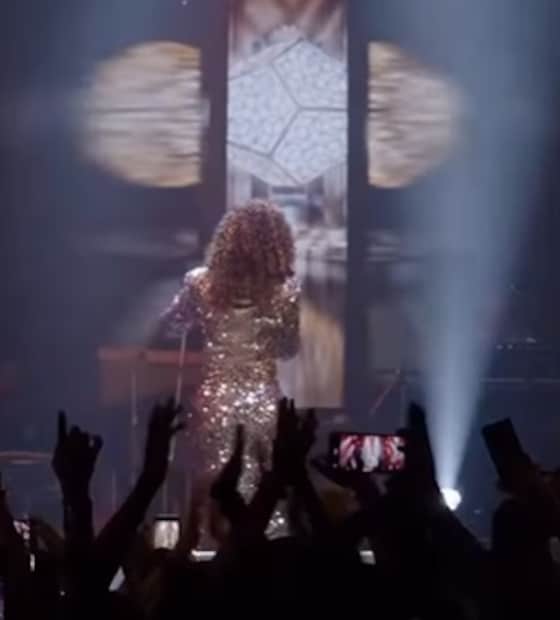 ही गायिका कॉन्सर्ट करते आणि त्यातून मिळणारे पैसे ती गरीब लहान मुलांच्या हार्ट सर्जरीसाठी देते, ज्यांच्या आईवडिलांना हा खर्च परवडणारा नाही. गाण्याच्या शोमधून जमा झालेल्या पैशांतून आतापर्यंत 3800 मुलांच्या हार्ट सर्जरी झाल्या आहेत.