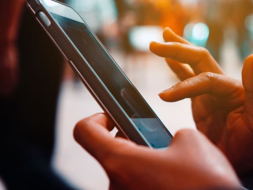 त्यामुळे बॅटरी पटकन संपत असेल, फोन अचानक बंद होत असेल, सतत हँग किंवा स्लो होत असेल, साधे अॅप्स उघडायलाही वेळ लागत असेल, किबोर्ड अडकत असेल, सॉफ्टवेअर अपडेट मिळत नाही, ऑपरेटिंग सिस्टम बंद झालं, सिक्युरिटी पॅच येत नाहीत, सतत स्टोरेज फूल होते, स्टोरेज क्लिन करावं लागतं, सुरुवातीला कॅमेरा क्वालिटी चांगली नंतर खराब वाचत असेल, साध्या कामातही फोन तापत असेल, चार्जिंग पोर्ट-बटण-स्पीकर यात प्रॉब्लेम येत असेल तर फोन बदलणं चांगलं.