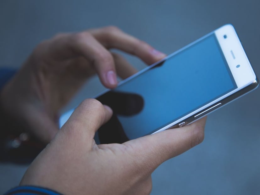 बहुतेक फोन अडीच तीन वर्षे चांगले चालतात. पण 3 वर्षांनंतर चार्जिंग लवकर संपणं, हँग होणं, स्टोरेज भरणं, कॅमेरा प्रोसेसिंग स्लो होणं अशा समस्या येतात.