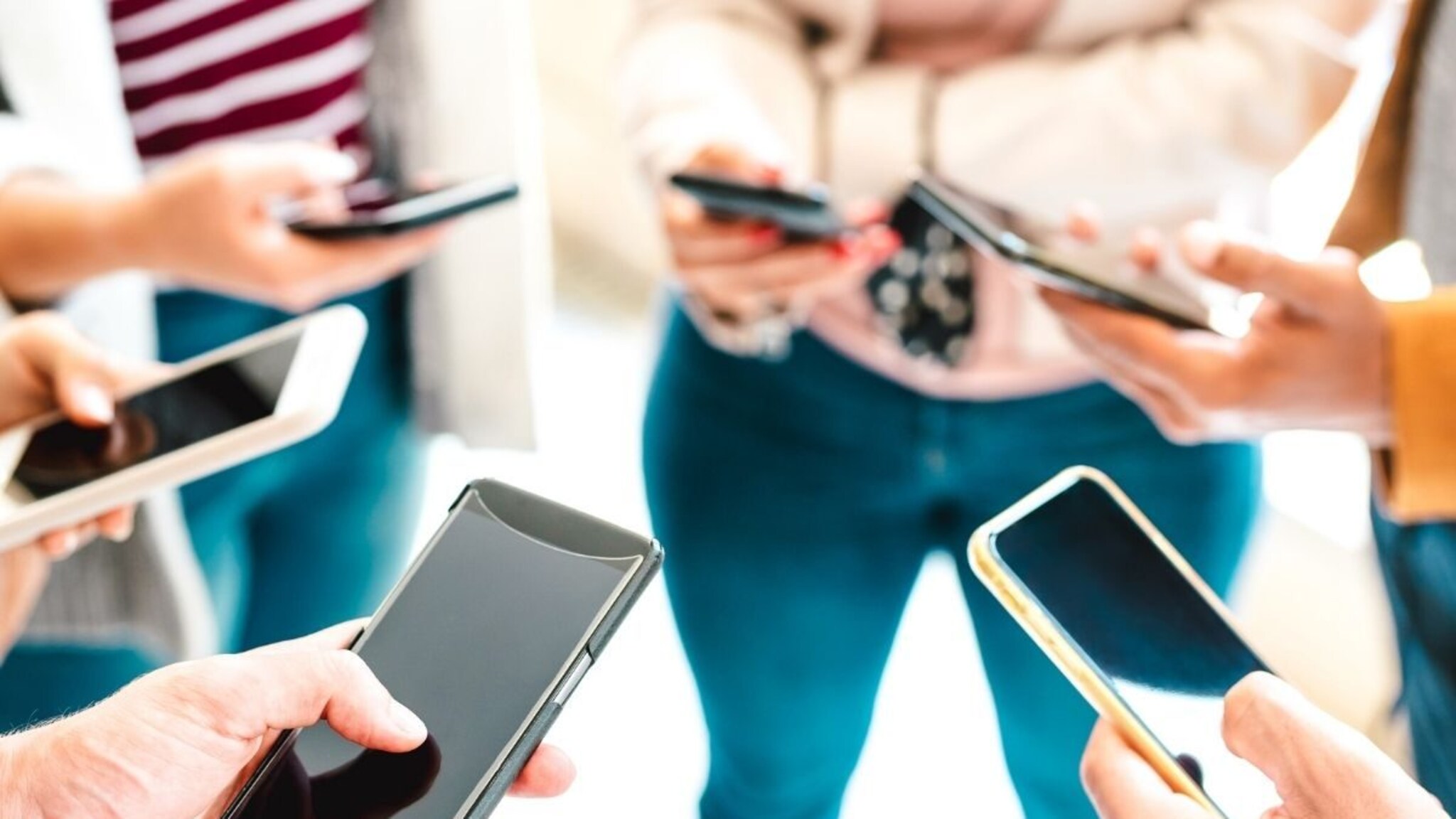 Mobile Interesting Fact : एकदा स्मार्टफोन घेतला की तो किती वर्षे वापरायचा, कधी एक्स्पायर होतो मोबाईल?