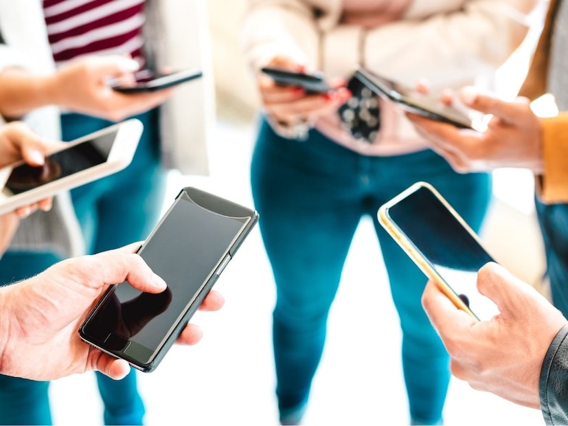 मुंबई : तुम्ही बाजारात किंवा ई-कॉमर्स प्लॅटफॉर्मवर फोन खरेदी करण्यासाठी गेलात तर तुम्हाला इतके पर्याय सापडतील की गोंधळ होणे स्वाभाविक आहे. दर महिन्याला नवीन फोन लाँच होतात. ज्यामुळे यूझर्सना विशिष्ट फोन निवडणे कठीण होते. तुम्ही तुमच्या गरजांनुसार तुमच्या फीचर्सचा विचार केला तर योग्य फोन निवडणे सोपे होईल. आज, आम्ही तुम्हाला नवीन फोन खरेदी करण्यापूर्वी कोणत्या फीचर्सचा विचार करावा हे सांगू.