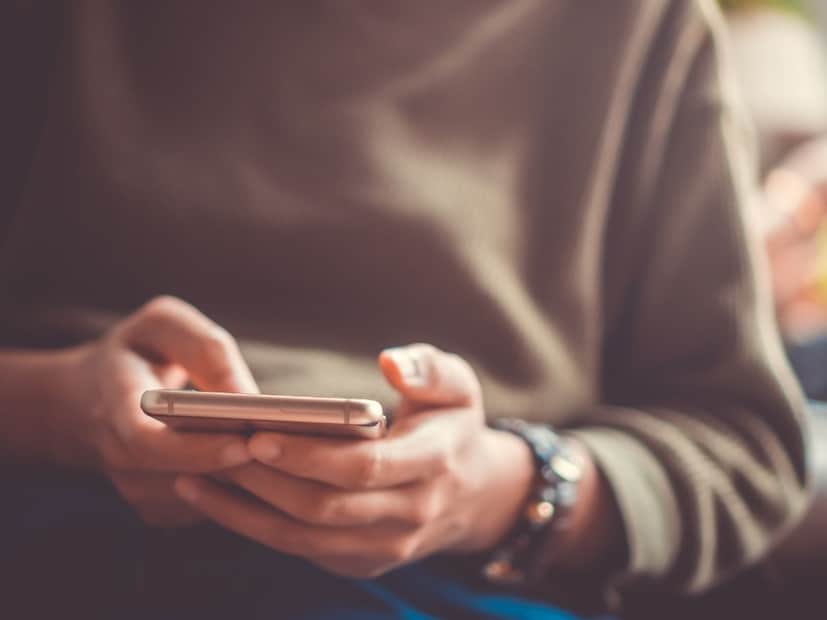 गेमिंग, व्हिडीओ रेकॉर्डिंग, सोशल मीडिया स्क्रोलिंगमध्ये सीपीय किंवा जीपीयू जास्त गरम होतात, जास्त वापरामुळे फोन गरम होतो. तापमानामुळे स्मार्टफोनच्या आतील पार्टचे डिग्रेडेशन वाढतं. चार्जिंग पोर्ट, बॅटरी, बटण, स्पीकर, माइक खराब होऊ लागतात.