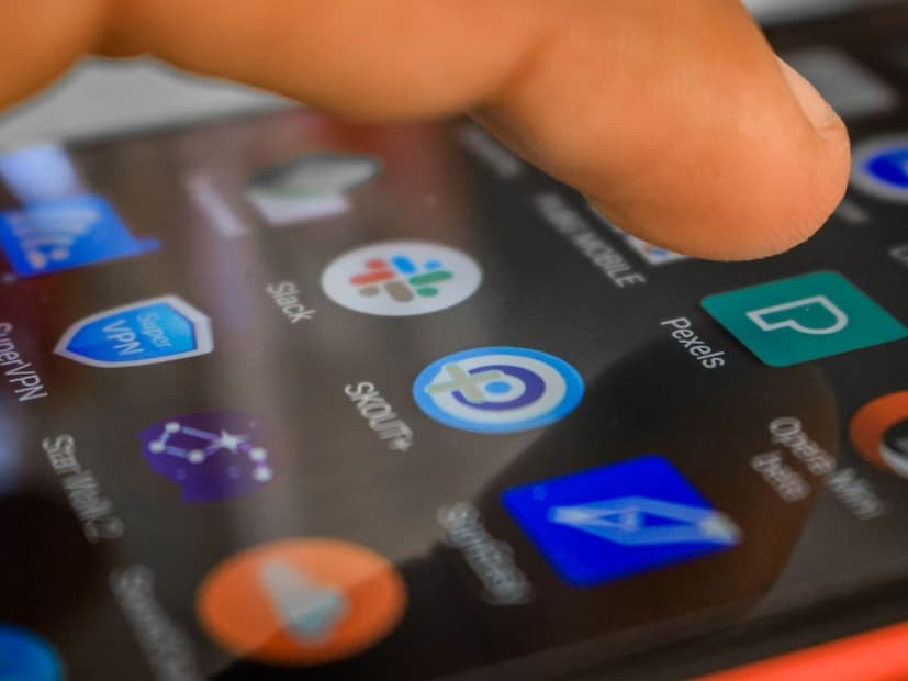 सॉफ्टवेअर अपडेट हेव्ही होत जातात. नवीन ओएस अपडेट्स जुन्या हार्डवेअरवर जास्त लोड आणतात,नवीन OS अपडेट्स हे जुन्या हार्डवेअरवर जास्त लोड आणतात. 3 वर्षांनंतर फोन स्लो वाटायला लागतो. अॅप्स मोठे होतात, फाइल्स वाढतात, 128GB/64GB मेमरीही लगेच भरते. स्टोरेज कमी पडतं, यामुळेही फोनचा स्पीड कमी होतो.