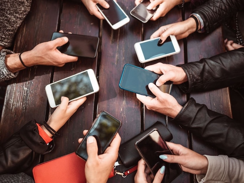 जर फक्त कॉल, मेसेजुपरता फोनचा साधा वापर असेल तर  3–4 वर्षांनी, जास्त सोशल मीडियाचा वापर असेल तर 2.5–3 वर्षांनी, गेमिंग-शूटिंगसारखा हेव्ही वापर होत असेल तर 2 वर्षांनी आणि अगदीच गरज कमी असेल तर 4-5 वर्षांनीही फोन बदलू शकता.