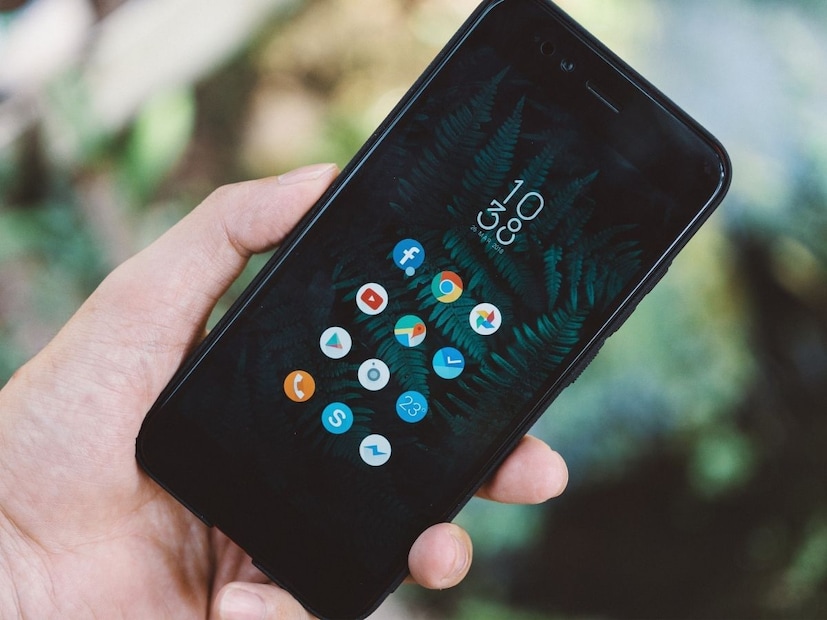 सामान्यतः एक स्मार्टफोन 2.5 ते 3 वर्षे ऑप्टिमम परफॉर्मन्स देतो. पण त्यानंतर त्याची बॅटरी Health कमी होते. Lithium-ion बॅटरी 500–800 चार्ज सायकलनंतर कमजोर होते. यामुळे फोन आधीपेक्षा कमी बॅकअप देतो, परफॉर्मन्स घसरतो.