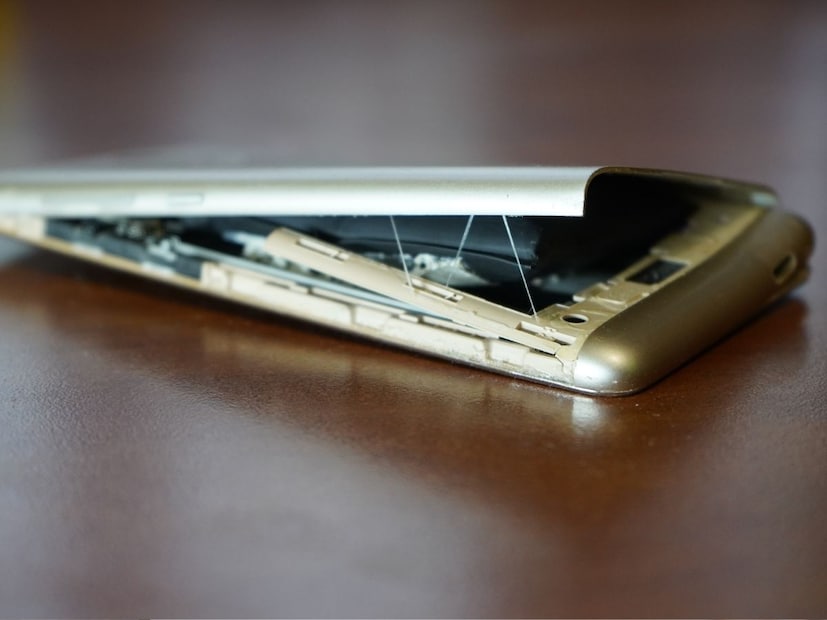 लिथियम-आयन बॅटरी खूप संवेदनशील असते. जर ती चुकीच्या पद्धतीने काढण्याचा प्रयत्न केला तर ती फुगणे, स्पार्क, आग लागणे यासारखे धोके वाढतात. त्यामुळे बॅटरी आतूनच सील ठेवतात.