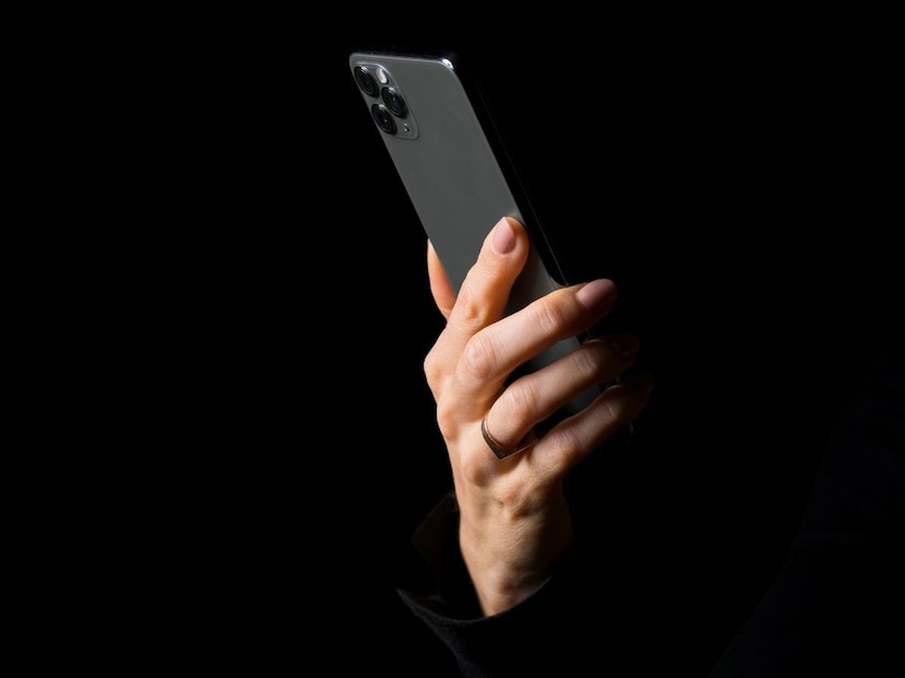 फोनमध्ये किती रॅम असावी? : तुम्ही कॉलिंग, वेब ब्राउझिंग आणि सोशल मीडिया वापर यासारख्या मूलभूत कार्यांसाठी फोन खरेदी करत असाल, तर तुम्हाला 4GB पर्यंत रॅम असलेला फोन मिळू शकतो. तुम्ही बेसिक गेमिंग सारखी बेसिक कामे शोधत असाल तर 6GB रॅम पुरेशी असेल. तुम्हाला बेसिक फंक्शन्ससह अॅडव्हान्स गेमिंग, व्हिडिओ स्ट्रीमिंग आणि डॉक्युमेंट एडिटिंगसाठी फोन हवा असेल तर त्यात 8GB रॅम असावा.