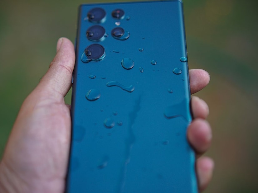 आताचे फोन वॉटरप्रुफ, डस्टप्रुफ असतात याचं कारण म्हणजे त्याची बॅटरी सील असते, त्यामुळे ती सुरक्षित असते.