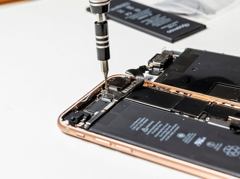 आजचे फोन युनिबॉडी म्हणजे एकाच तुकड्यात तयार केले जातात. यामुळे फोन मजबूत होतो, स्क्रीन तुटण्याचा धोका कमी होतो, व्हाब्रेशन कमी होतात आणि चांगली फिनिशिंग मिळते.