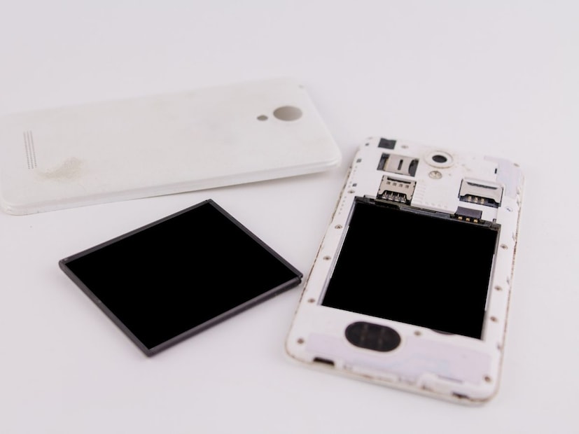 पूर्वी मोबाईल फोनमध्ये काही समस्या झाली की सहजपणे आपण त्याची बॅटरी काढायचो, ती पुन्हा घालायचो आणि बऱ्यापैकी समस्या अशाच दूर व्हायच्या. आताच्या स्मार्टफोनची बॅटरी तशी निघत नाही. त्यामुळे काही समस्या झाली की फोन सर्व्हिस सेंटरमध्ये किंवा एखाद्या मोबाईल रिपेअर शॉपमध्येच न्यावा लागतो.