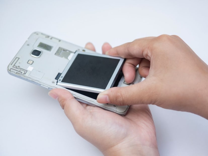 बॅटरी काढता येत नसल्याने फोनचं वायरिंग, कनेक्टर, टर्मिनल सैल होत नाहीत. यामुळे फोन तांत्रिकदृष्ट्या अधिक स्थिर राहतो. त्याचं आयुष्य वाढतं.