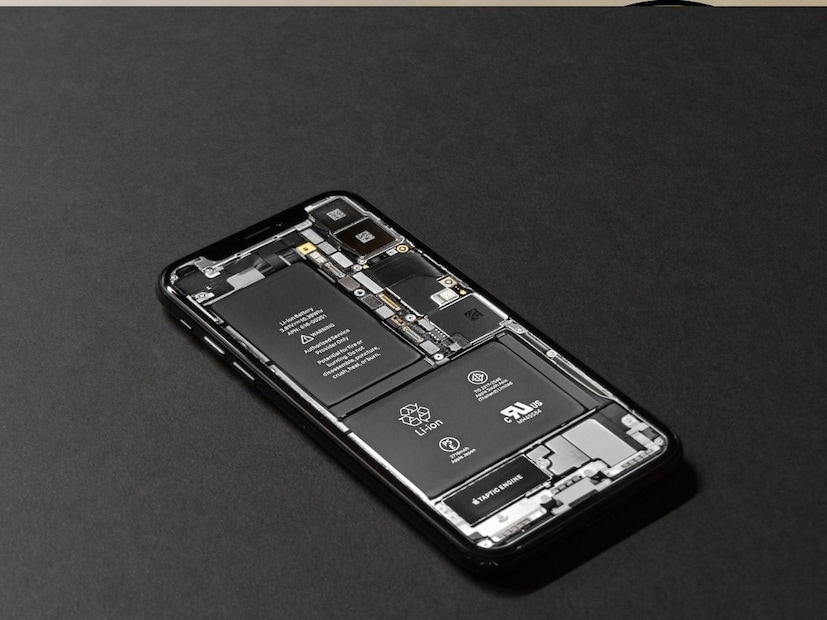 आजच्या फोनमध्ये 4000–6000 mAh बॅटरी असते. अशी मोठी बॅटरी घट्ट बसवण्यासाठी पातळ प्लॅस्टिकचं कव्हर पुरेसं नसतं. बॅटरी फिक्स केल्याने जागा वाचते आणि क्षमताही वाढते.