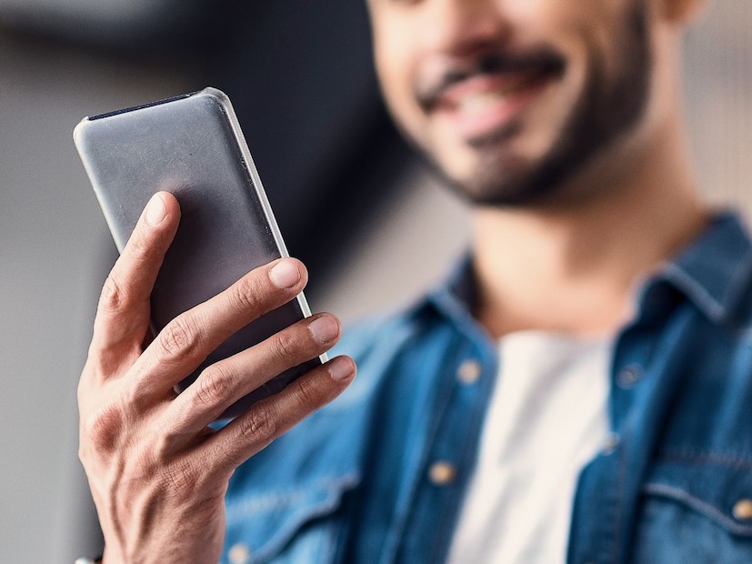 तेव्हा असा प्रश्न पडतो की मोबाईल फोन स्मार्ट झालाय पण आता त्याची बॅटरी का काढता येत नाही. कंपन्या मोबाईलची बॅटरी अशी सील का करतात?