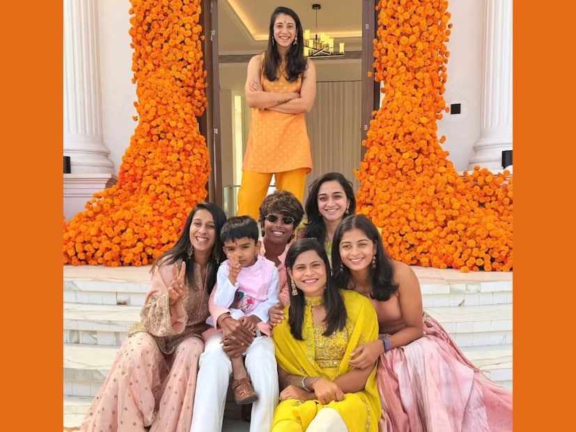 टीम इंडियाची स्टार सलामीवीर स्मृती मानधना हीच्या लग्नाची सोशल मीडियावर प्रचंड चर्चा आहे. तिच्या हळदीचे अनेक फोटो सध्या सोशल मीडियावर व्हायरल होत आहे.