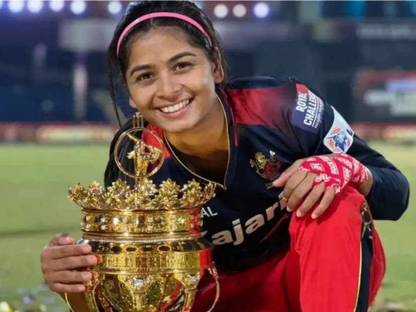 त्यामुळे स्मृती मानधनानंतर ज्या खेळाडूची सर्वाधिक चर्चा होते ती दुसरी तिसरी कुणी नसून श्रेयांका पाटील आहे. 