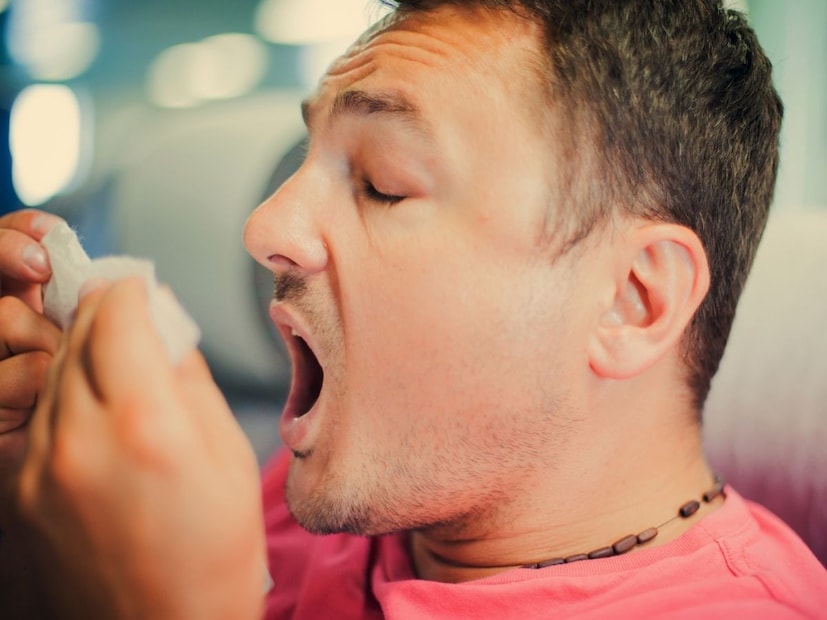 यूकेमधील ही घटना. 30 वर्षांचा पुरुष गाडी चालवत होता. त्यावेळी त्याला शिंका येऊ लागल्या. त्याने त्याची शिंक थांबवली. नाक दाबलं, तोंड बंद केलं. यामुळे त्याची शिंक येणं थांबली. शिंक थांबली खरी पण नंतर तिच्या घशात तीव्र वेदना होऊ लागल्या. त्याला आत काहीतरी फुटल्यासारखं वाटलं. त्याला श्वास घेण्यास त्रास होऊ लागला आणि त्याची मान सुजली.