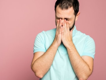 बापरे! शिंक रोखली आणि असा भयानक परिणाम; रिपोर्ट पाहून डॉक्टरही शॉक बापरे! शिंक रोखली आणि असा भयानक परिणाम; रिपोर्ट पाहून डॉक्टरही शॉक