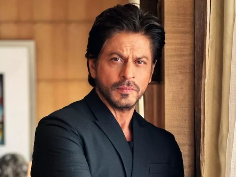 बॉलिवूडचा बादशाह शाहरुख खानचा जगभरात मोठा चाहतावर्ग आहे. देशातील सर्वात महागडा असणाऱ्या या अभिनेत्याचं स्टारडम कोणापासून लपलेलं नाही. सोशल मीडियावरदेखील शाहरुख तेवढाच सक्रीय आहे. बॉलिवूडचा बादशाह शाहरुख खानचा जगभरात मोठा चाहतावर्ग आहे. देशातील सर्वात महागडा असणाऱ्या या अभिनेत्याचं स्टारडम कोणापासून लपलेलं नाही. सोशल मीडियावरदेखील शाहरुख तेवढाच सक्रीय आहे.