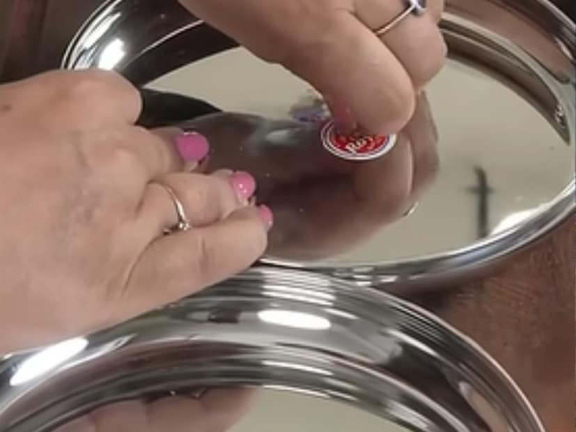 नवीन भांडी आणखी की तुम्ही पाहाल तर त्यावर स्टिकर लावलेला असतो. हे स्टिक काढणं म्हणजे सोपं काम नाही. म्हणजे कसंबसं करून आपण तो स्टिकर काढतो पण स्टिकरचा डाग मात्र तसाच राहतो. काही वेळा किती घासलं तरी तो सहजासहजी जात नाही. बऱ्याचदा घासल्यानंतर हा डाग जातो. नवीन भांडी आणखी की तुम्ही पाहाल तर त्यावर स्टिकर लावलेला असतो. हे स्टिक काढणं म्हणजे सोपं काम नाही. म्हणजे कसंबसं करून आपण तो स्टिकर काढतो पण स्टिकरचा डाग मात्र तसाच राहतो. काही वेळा किती घासलं तरी तो सहजासहजी जात नाही. बऱ्याचदा घासल्यानंतर हा डाग जातो.