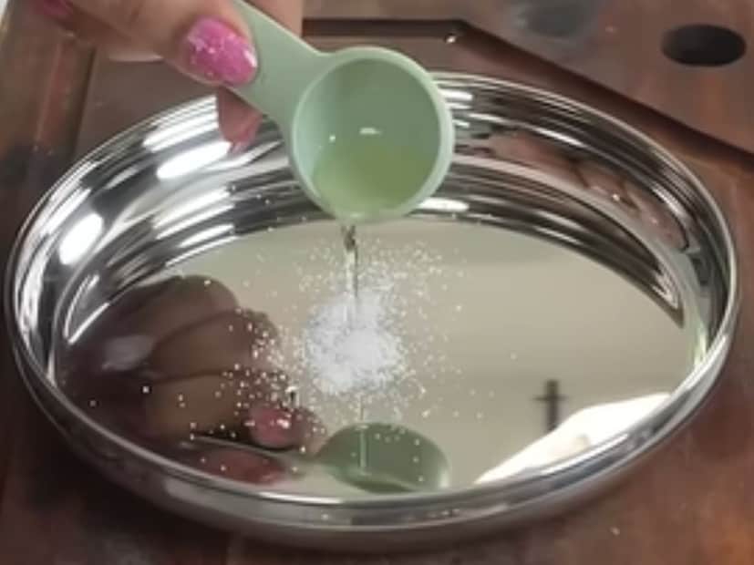 आता राहिला तो स्टिकरचा डाग. तर तिथं मीठ आणि थोडं तेल टाकून बोटांनीच चोळा. तुम्ही पाहाल अगदी सहजपणे हा डाग निघून जातो.