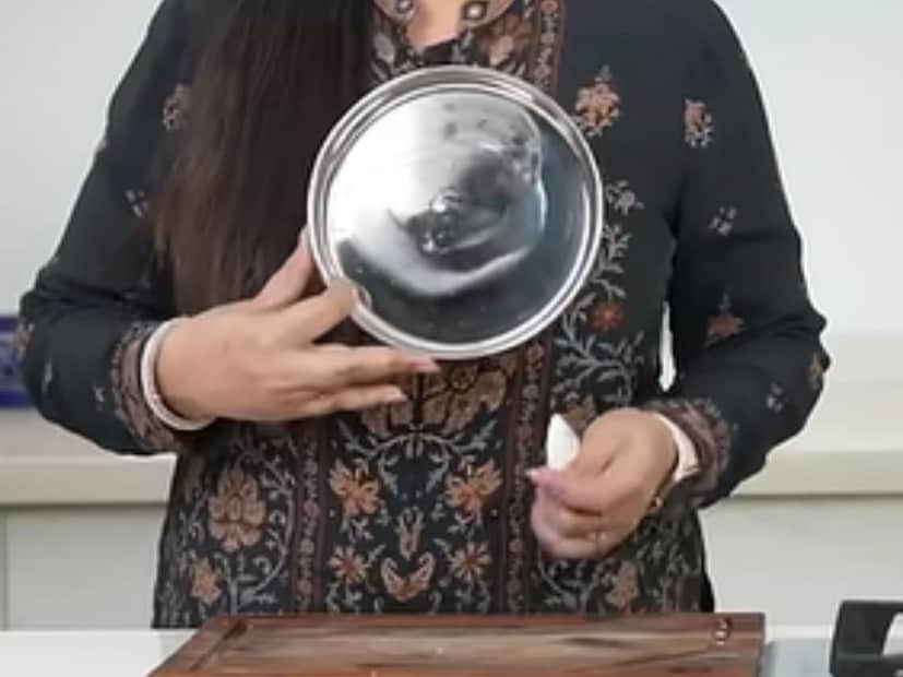 आता तुम्ही ही ट्रिक करून पाहा, त्याचा रिझल्ट आम्हाला सांगा. तसंच तुम्ही भांड्यांवरील स्टिकर काढण्यासाठी काय ट्रिक वापरता तेसुद्धा आम्हाला आमच्या सोशल मीडियाच्या कमेंट बॉक्समध्ये नक्की सांगा.