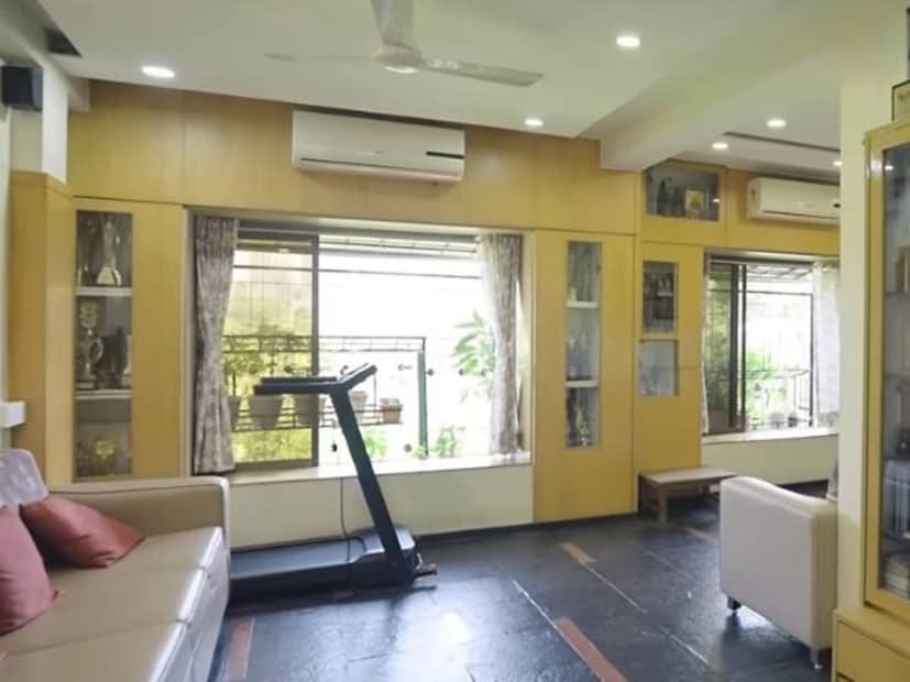  सुबोध भावेला व्यायामाची आवड आहे. त्यामुळे घरातच ट्रेडमेल ठेवलेलं आहे. सुबोधने घर अधिक आकर्षक बनवण्यासाठी पिवळ्या आणि पांढऱ्या रंगाचा अधिक वापर केला आहे.