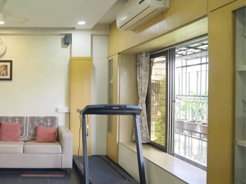  सुबोध भावेच्या घरात मोठी बाल्कनी आहे. तसेच पाहुण्यासाठी आसनव्यवस्थेसाठी रॉयल सोफादेखील आहे.