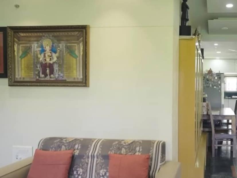  सुबोध भावेच्या घरात लक्ष वेधून घेतेय ती लालबागच्या राजाची फोटोफ्रेम. तसेच घरात जेवणासाठी खास लाकडी डायनिंग टेबल आहे.