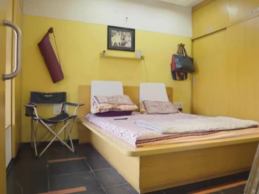  सुबोध भावेच्या घरातील बेडरूममध्येही पिवळ्या आणि पांढऱ्या रंगाचा वापर करण्यात आला आहे. तसेच या बेडरुममध्ये संपूर्ण कुटुंबाची एक फोटो फ्रेमदेखील आहे.