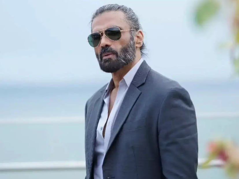  सुनील शेट्टी आज लोकप्रिय अभिनेते असेल तरी त्यांना मोठ्या संघर्षाचा सामना करावा लागला आहे. सफाई कामगाराचा मुलगा असलेल्या सुनील शेट्टी यांनी फक्त आपल्या कौशल्याने देशभरात नाव कमावलं आहे.