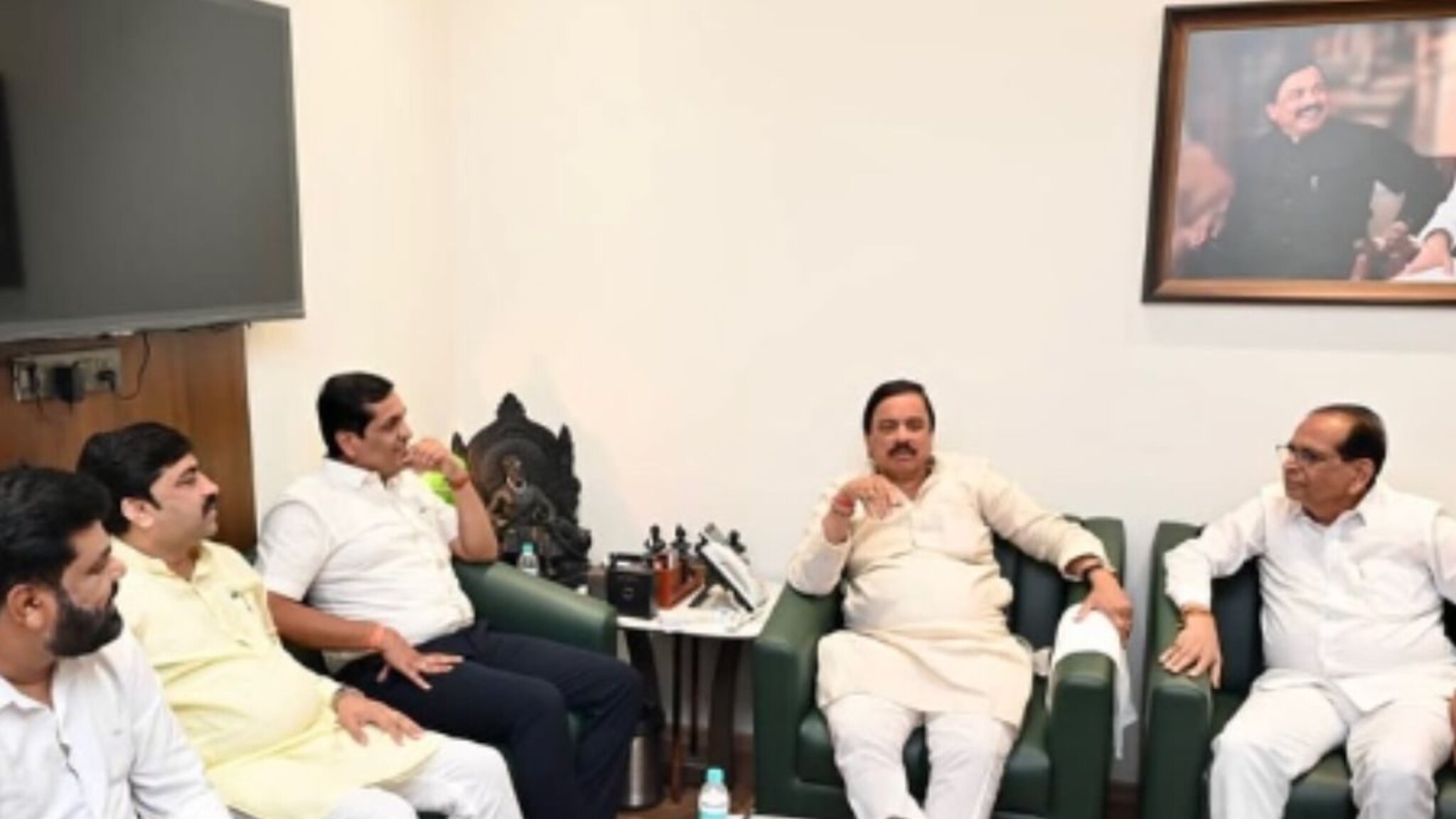 महेंद्र थोरवे यांच्या विश्वासू साथीदारालाच फोडला, राष्ट्रवादीत प्रवेश, तटकरेंचा शिंदेसेनेला हादरा