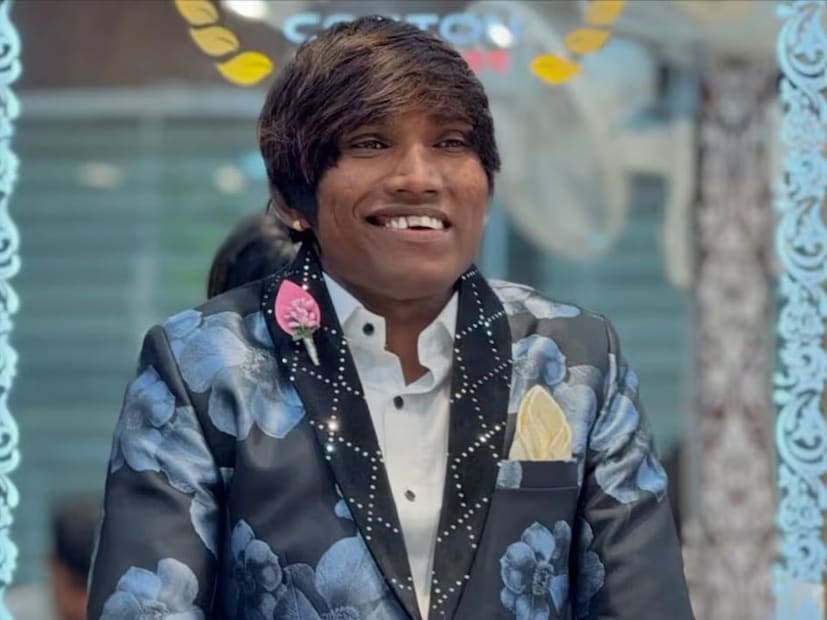  सूरज चव्हाणच्या लग्नाची सोशल मीडियावर चांगलीच चर्चा आहे. सासवड-जेजुरी या ठिकाणी 29 नोव्हेंबरला सूरजचा विवाहसोहळा पार पडणार आहे.