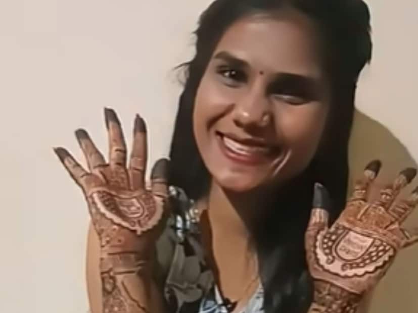  सूरजच्या घरी आता लग्नाआधीच्या विधींना सुरुवात झाली आहे. संजनाच्या हातावर सूरजच्या नावाची मेहंदी रंगली आहे. नुकताच संजनाचा मेहंदीसोहळा पार पडला आहे. या मेहंदीसोहळ्याचे फोटो सोशल मीडियावर व्हायरल होत आहेत.