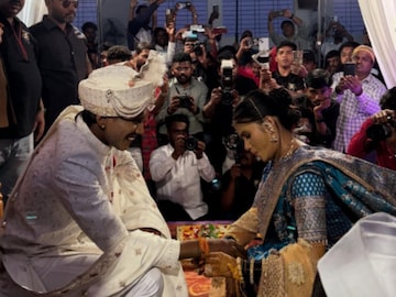 सूरज चव्हाणच्या लग्नात गर्दी उसळली, 50 बॉडीगार्ड, भव्य बंदोबस्तही पडला कमी सूरज चव्हाणच्या लग्नात गर्दी उसळली, 50 बॉडीगार्ड, भव्य बंदोबस्तही पडला कमी