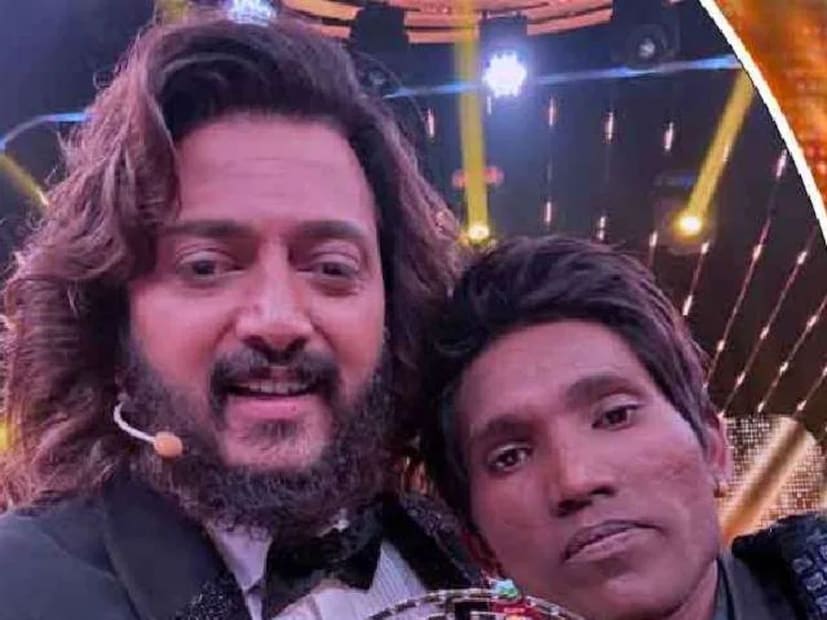  सूरज चव्हाणच्या लग्नाला 'बिग बॉस मराठी'चा होस्ट रितेश देशमुखने पाठ फिरवली आहे. 'बिग बॉस मराठी'मुळे रितेश देशमुख आणि सूरज चव्हाणचं एक खास नातं निर्माण झालं होतं. विजेता ठरल्यानंतर त्याची आर्थिक फसवणूक होऊ नये म्हणून रितेशने त्याची मदत केली होती. तसेच सूरजचा 'झापुक झुपूक' या चित्रपटाचा ट्रेलरही रितेशच्या हस्ते लाँच करण्यात आला होता. पण पत्रिकेत नाव असूनही रितेश देशमुख या लग्नाला उपस्थित नव्हता. रितेश देशमुख सध्या आगामी चित्रपटाच्या शूटिंगमध्ये व्यस्त आहे.