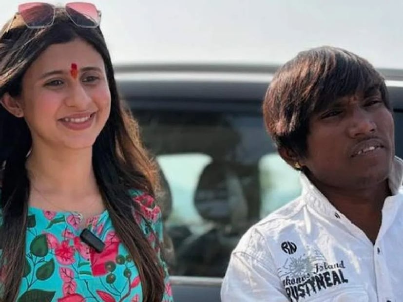  सूरज चव्हाण आणि अंकिता वालावलकर यांच्यात 'बिग बॉस'च्या घरात बहिण-भावाचं नातं निर्माण झालं होतं. अंकिता अनेकदा सूरजची काळजी घेताना दिसून आली. सूरजच्या लग्नाची शॉपिंगदेखील अंकिताने केली होती. पण भावाच्या लग्नाला पात्र 'कोकण हार्टेड गर्ल' अंकिता वालावलकर उपस्थित नव्हती. अंकिता सध्या नागपूरला दुसऱ्या एका लग्नासाठी गेली आहे.