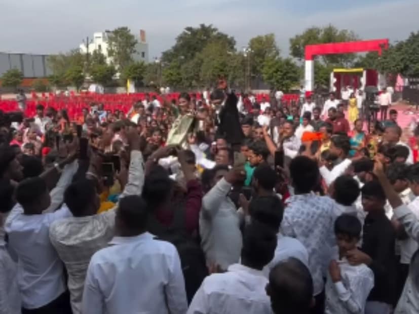  सूरजची लोकप्रियता आणि लोकांमधील त्याची क्रेझ पाहून ही सिक्युरिटी पुरेशीही वाटत नव्हती. सूरजने जरी शिस्तीत लग्न करण्याचं ठरवलं असलं तरी जनतेच्या उसळलेल्या गर्दीमुळे त्याला शांततेत लग्न करता आलं नाही.