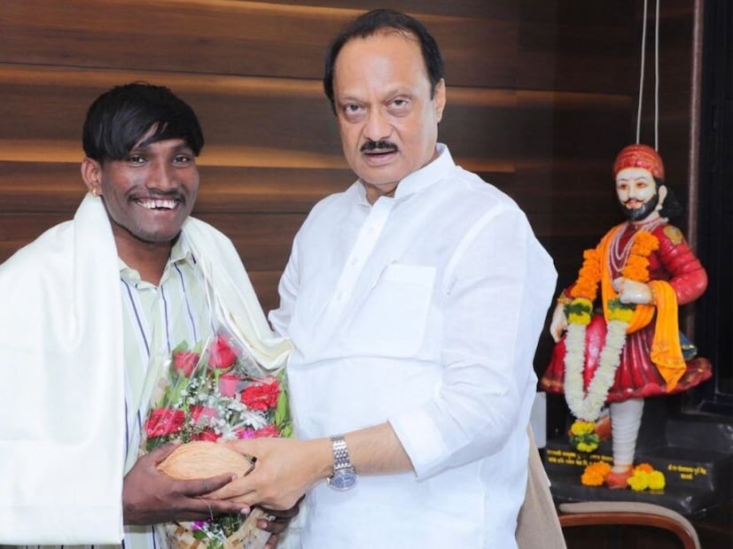  सूरज चव्हाणने उपमुख्यमंत्री अजित पवार यांना खास भेटून लग्नाचं आमंत्रण दिलं होतं. पत्रिकेतही त्यांचं नाव होतं. लग्नानंतर सूरज चव्हाणने ज्या नव्या घरात गृहप्रवेश केलाय ते घरदेखील अजित दादांनी बांधलं आहे. पण दादांचा बीड दौरा असल्याने ते लग्नाला उपस्थित नव्हते.