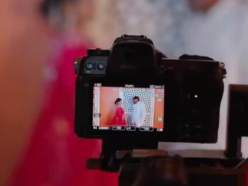  सूरजच्या प्री-वेडिंग फोटोशूटने मात्र चाहत्यांचं लक्ष वेधून घेतलं आहे. पुण्यातील Pixel City च्या सेटवर त्यांनी हे फोटोशूट केलं आहे. सूरजचा नेहमीपेक्षा हटके लूक खूपच कमाल आहे.