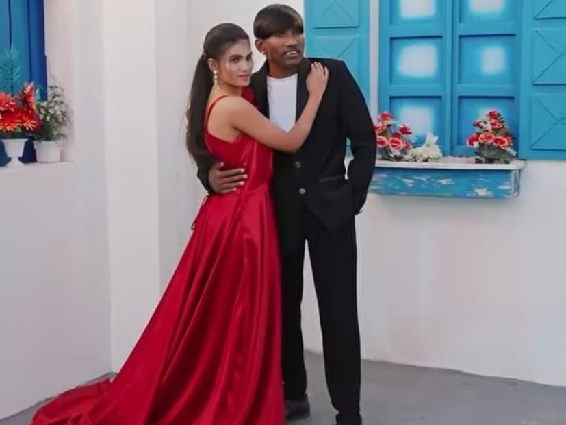  सूरज आणि संजना गोफणे यांनी वेस्टर्न आऊटफिटमध्ये हे फोटोशूट केलं आहे. व्हाईट टी-शर्ट आणि काळ्या रंगाचा सूट-बूट असा लुक सूरजने केला आहे. तर संजनाने लाल रंगाचा पार्टीवेअर गाऊन परिधान केला आहे.