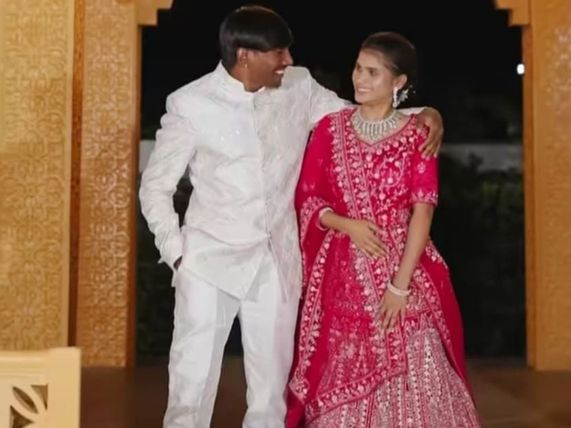  सूरजने खास पारंपारिक पेहरावातही फोटोशूट केलं आहे. संजनाने गुलाबी रंगाचा लेहेंगा परिधान केलाय. तर सूरज भाऊने पांढऱ्या रंगाचा इंडो-वेस्टर्न सूट परिधान केला आहे.