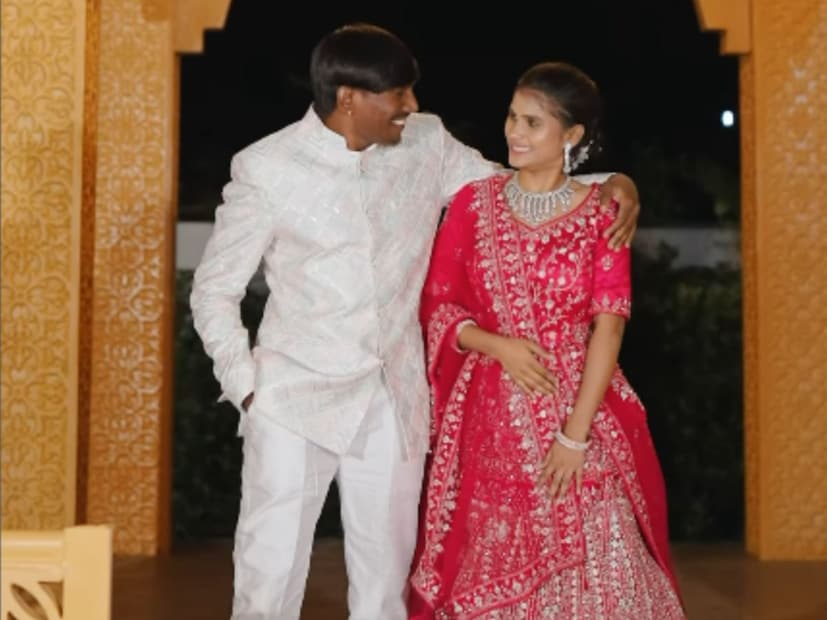  सूरज चव्हाणच्या लग्नाला आता काहीच तास उरले आहेत. सूरजचा 29 नोव्हेंबरलाच साखरपुडा आणि हळदीचा कार्यक्रम पार पडणार आहे. हे दोन्ही कार्यक्रम मोठ्या थाटात केले जाणार आहेत. आता सूरजच्या लग्नसोहळ्याची चाहत्यांना प्रतीक्षा आहे.