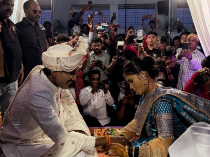  सूरज चव्हाण नुकताच संजना गोफणेसोबत लग्नबंधनात अडकला आहे. सूरजच्या लग्नाचे फोटो आणि व्हिडीओ सोशल मीडियावर व्हायरल होत आहेत. कडक बंदोबस्त, 50 बॉडीगार्ड आणि हजारो चाहत्यांच्या उपस्थितीत सूरजने लग्न केलं आहे.