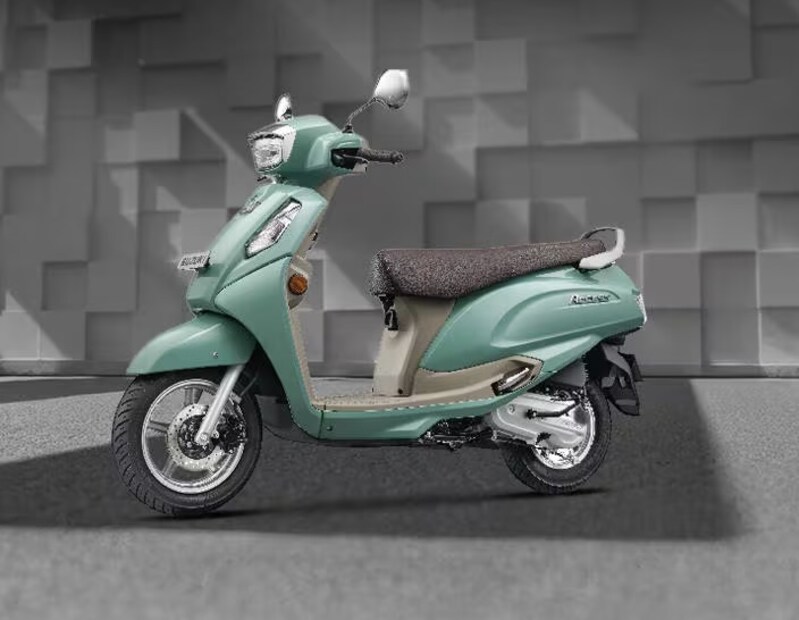 सुझुकीचा दावा आहे की Access 125 CNG प्रति किलोग्रॅम गॅसवर 60 ते 70 किलोमीटर प्रवास करेल. जे पेट्रोल मॉडेलपेक्षा अंदाजे 30–40% जास्त आहे. स्कूटरची राइड सीएनजी मोडमध्ये सुरळीत राहते आणि पेट्रोलवर स्विच केल्यावर, त्याची परफॉर्मेंस स्टँडर्ड Access 125 सारखीच राहते.