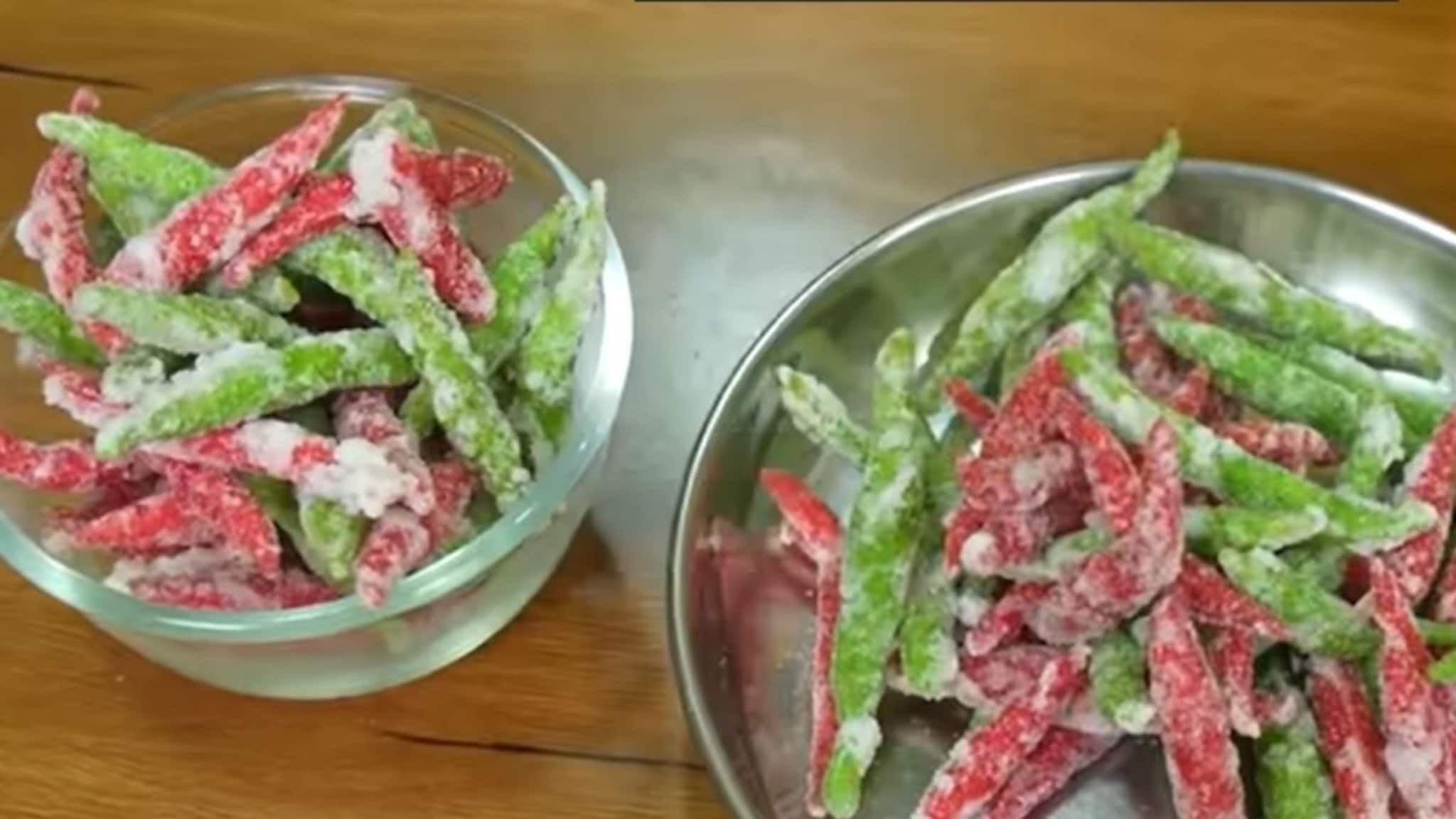 Sweet Chilli Recipe Video : आठवतायेत का शाळेजवळ मिळणाऱ्या या गोड लाल-हिरव्या मिरच्या? घरीच कशा बनवायच्या पाहा